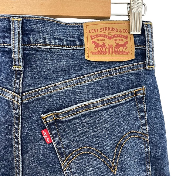 Levi's Womens Wedgie Straight Distressed Raw Hem Jeans Size 28 Button Fly - Picture 8 of 12